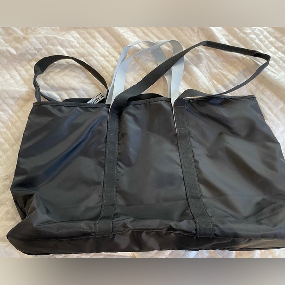 Guc UnderArmour gym tote. Double handles ! - Picture 5 of 6